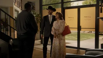 Zimmermann Jean­nie Belt­ed Floral-print Linen Maxi Dress worn by Jenny Hoyt (Katheryn Winnick) as seen in Big Sky (S03E03)