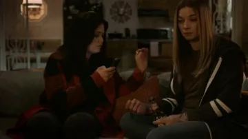 Old Navy Buffalo Plaid Cardigan usado por Patty O'Connor (Mary Hollis Inboden) como se ve en KEVIN CAN F**K HIMSELF (S02E06)