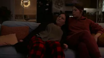Lululemon Scuba High Rise Joggers usados por la detective Tammy Ridgeway (Candice Coke) como se ve en KEVIN CAN F**K HIMSELF (S02E06)
