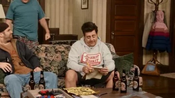 Sudadera con capucha Mahkit Baskit usada por Kevin McRoberts (Eric Petersen) como se ve en KEVIN CAN F**K HIMSELF (S02E06)