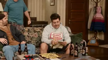 Mahkit Baskit Hoodie porté par Kevin McRoberts (Eric Petersen) vu dans KEVIN CAN F**K HIMSELF (S02E06)