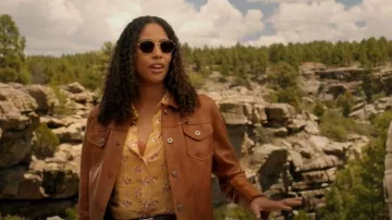 Stetson Mustard Horseshoe Wallpaper Print Long Sleeve Snap Western Shirt usado por Cassie Dewell (Kylie Bunbury) como se ve en Big Sky (S03E02)