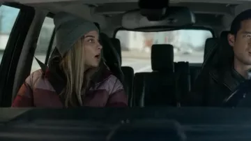 LL Bean Striped Puffer Jacket usado por Allison (Annie Murphy) como se ve en KEVIN CAN F**K HIMSELF (S02E06)