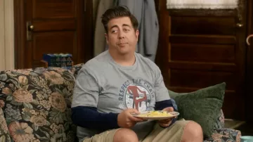 Chowdaheadz Respect La camiseta de la silla usada por Kevin McRoberts (Eric Petersen) como se ve en KEVIN CAN F**K HIMSELF (S02E06)