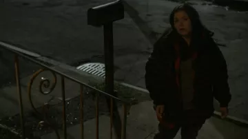 Adidas by Stella Mccartney Zebra Stripe Fleece Jacket in Khaki usado por Patty O'Connor (Mary Hollis Inboden) como se ve en KEVIN CAN F**K HIMSELF (S02E07)