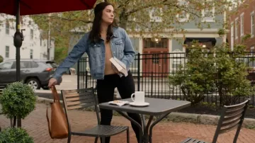 Madewell Medium Transport Tote usado por Allison (Annie Murphy) como se ve en KEVIN CAN F**K HIMSELF (S02E08)
