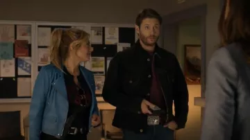 Chaqueta de jean lavado de Axel de Vail Meindl Emre usada por Beau Arlen (Jensen Ackles) como se ve en Big Sky (S03E02)