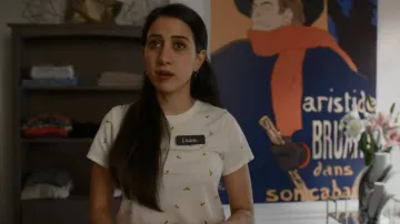 Old Navy Short-Sleeve EveryWear Camiseta estampada usada por Laura como se ve en KEVIN CAN F**K HIMSELF (S02E08)