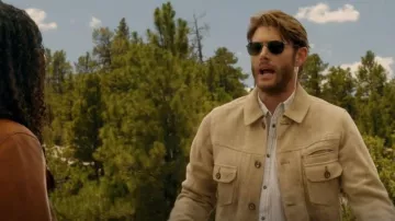 Randolph Aviator AF045 Gun Metal usado por Beau Arlen (Jensen Ackles) como se ve en Big Sky (S03E02)