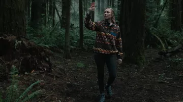 Patagonia Fleece Printed Pullover usado por Ruth (Maika Monroe) como se ve en los atuendos de películas de Significant Other