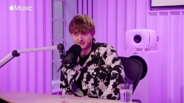 La veste noire délavée portée par Vald lors de son interview par Mehdi Maïzi - Le Code