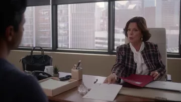 Sac à main Givenchy en cuir noir de Margaret (Marcia Gay Harden) vu dans la garde-robe So Help Me Todd (S01E02)