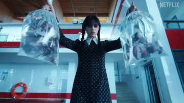 Vestido de lunares usado por Wednesday Addams (Jenna Ortega) en los atuendos de la serie de televisión wednesday (Temporada 1)