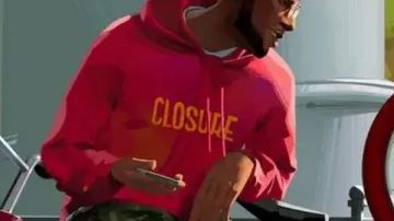 Sudadera con capucha rosa roja 'Closure' usada por Jabari (Kid Cudi) en la película Entergalactic