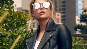 Chaqueta de cuero para motocicleta usada por Ashley Benson durante una carrera de café en Los Ángeles el 6 de agosto de 2020