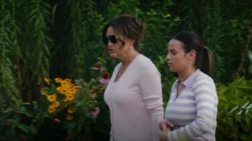 Saks Fifth Avenue Collection Ribbed But­ton-Front Cardi­gan worn by Olivia Benson (Mariska Hargitay) as seen in Law & Order (S22E01)