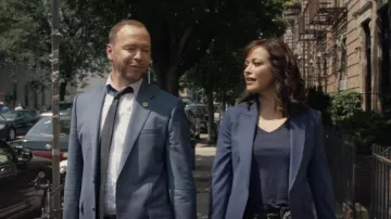 Théorie Etiennette Blazer porté par Maria Baez (Marisa Ramirez) vu dans Blue Bloods (S13E01)