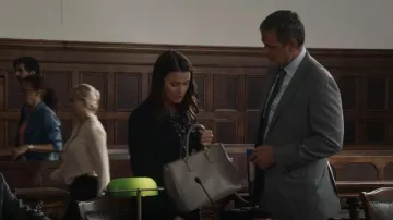 Prada Saffiano Lux Galleria Granito Leather Ladies Tote usado por Erin Reagan (Bridget Moynahan) como se ve en Blue Bloods (S13E01)