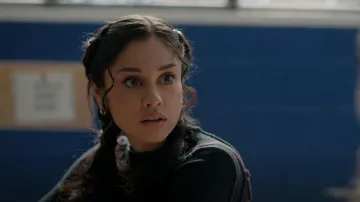 Urban Outfitters Sunray Top usado por Yolanda Montez (Yvette Monreal) como se ve en Stargirl de DC (S03E05)