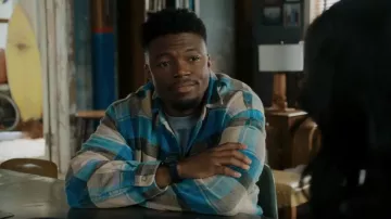 John Elliott Hemi Camisa oversize usada por Devin Rountree (Caleb Castille) como se ve en NCIS: Los Angeles (S14E01)