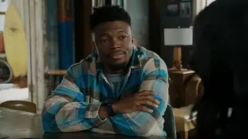 John Elliott Hemi Camisa oversize usada por Devin Rountree (Caleb Castille) como se ve en NCIS: Los Angeles (S14E01)