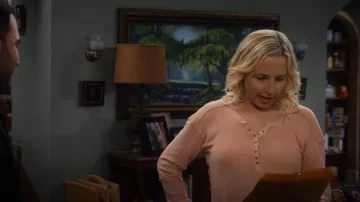 We The Free Military Mix Henley usado por Becky Conner-Healy (Lecy Goranson) como se ve en The Conners (S05E03)