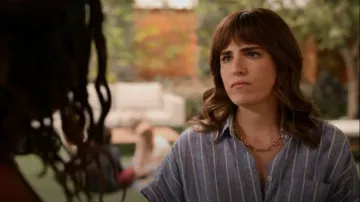 Collar Madewell Musee usado por Marina (Karla Souza) como se ve en Economía doméstica (S03E03)