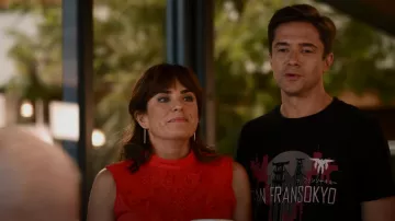 Tiny Emma Lace Ruffle Tank porté par Marina (Karla Souza) comme on le voit dans Home Economics (S03E03)