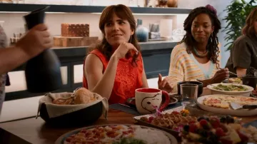 Carowinds Peanuts Merchandise Snoopy Mug utilisé par Marina (Karla Souza) comme on le voit dans Home Economics (S03E03)