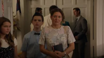 Mary Cooper (played by Zoe Perry) outfits on Young Sheldon