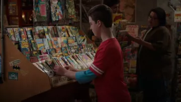 Le T-shirt Flash DC Comics Flash Men’s Red Athletic porté par Sheldon Cooper (Iain Armitage) vu dans Young Sheldon (S06E02)