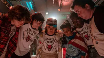 "Hellfire Club" Camiseta Raglan de manga larga usada por Mike Wheeler (Finn Wolfhard) en los trajes de la serie de televisión Stranger Things (Temporada 4 Episodio 1)
