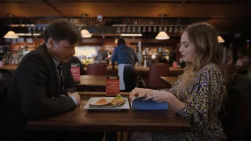 Reiss Daisy Puff Sleeve Print Mini Vestido usado por Corinne Moynahan (Caitlin Mehner) visto en el este de Nueva York (S01E01)