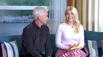 Falda plisada estampada de mango usada por Holly Willoughby como se ve en This Morning el 10 de octubre de 2022