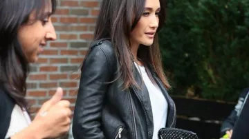 Chaqueta de cuero para motocicleta usada por Maggie Q salió en Nueva York en octubre de 2014