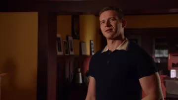 Polo Sandro Milo porté par Evan 'Buck' Buckley (Oliver Stark) vu dans 9-1-1 (S06E04)