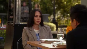 Mother The Lil Sinful Graphic Tee usado por Maddie Kendall (Jennifer Love Hewitt) como se ve en 9-1-1 (S05E18)