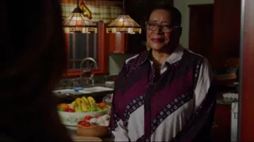 Blusa de botones impresos de barra III usada por Toni Wilson (Marsha Warfield) como se ve en 9-1-1 (S05E18)