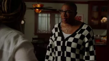 R13 Checkerboard Oversize Distressed Cotton Cardigan usado por Henrietta 'Hen' Wilson (Aisha Hinds) como se ve en 9-1-1 (S05E18)