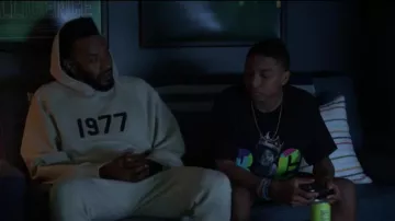 Fear Of God Essentials Essentials Pantalones de chándal usados por Lewis Stewart (McKinley Freeman) como se ve en Duda razonable (S01E04)