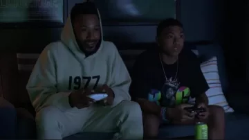 Essentials Fear Of God Hoodie usado por Lewis Stewart (McKinley Freeman) como se ve en Reasonable Doubt (S01E04)