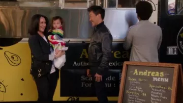 Ver por Chloe Tony Crossbody Bag usado por Maddie Kendall (Jennifer Love Hewitt) como se ve en 9-1-1 (S05E18)