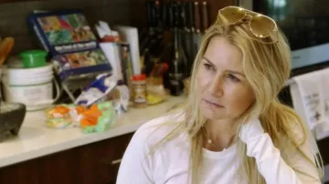 Lululemon Fast Times Long Sleeve usado por Stephanie Hollman como se ve en The Real Housewives of Dallas (S04E01)