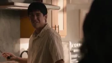 Camisa Quiksilver Oxford Lines usada por Alex Tennant (Kian Talan) como se ve en NCIS: Hawai'i (S02E04)