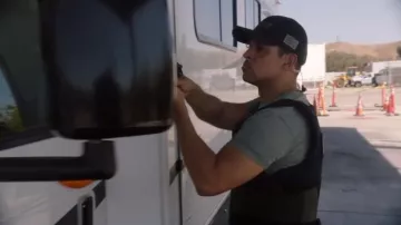 T Shirt en coton biologique All Saints Dexter porté par Nick Torres (Wilmer Valderrama) vu dans NCIS (S20E04)