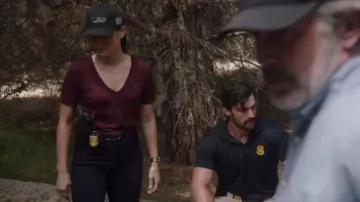 Madewell Burgundy Whisper Cotton V Neck Tee porté par Jessica Knight (Katrina Law) vu dans NCIS (S20E04)