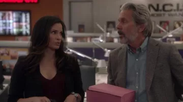 Théorie Gabe Blazer porté par Jessica Knight (Katrina Law) vu dans NCIS (S20E04)