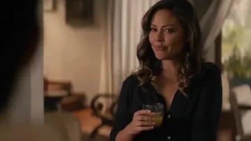 James Perse Button Camisa azul marino usada por Jane Tennant (Vanessa Minnillo) como se ve en NCIS: Hawai'i (S02E04)
