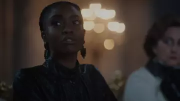 Chemisier en cuir Zara porté par Tatiana Vogel (Anita-Joy Uwajeh) vu dans Vampire Academy (S01E05)