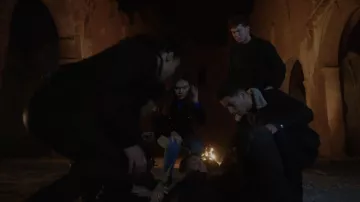 Mother The Weekender Fray Jeans worn by Lissa Dragomir (Daniela Nieves) as seen in Vampire Academy (S01E05)